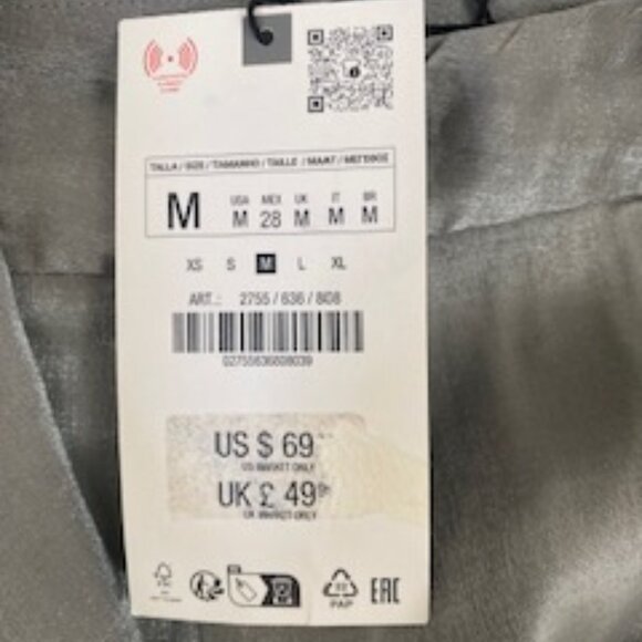 Woman's suit - Picture 7 of 9